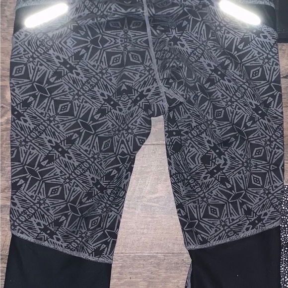 Athleta Bare To Run Knicker Cairo Cropped Capri Reflective Sonar Leggings SZ XS - Picture 12 of 12